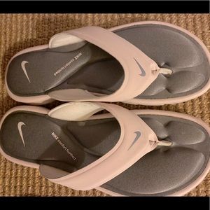 Nike memory cushioned flops